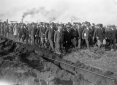 Mussolini accompagnato da autorit e lavoratori in ...