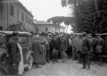 Mussolini accompagnato da autorit parla con un uo ...