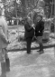 Il Duce mentre parla con un uomo durante la sua vi ...