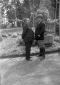 Il Duce mentre parla con un uomo durante la sua vi ...