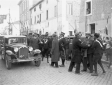 Folla durante il passaggio dell'automobile con a b ...