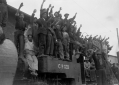 Gruppo di lavoratori su una locomotiva, di cui div ...