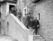 Mussolini con un gruppo di autorit mentre scende  ...
