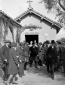 Mussolini con un gruppo di autorit mentre esce da ...