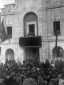 Mussolini parla alla folla dal palazzo del podest