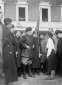 Mussolini ascolta a Littoria una giovane italiana