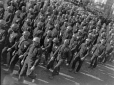 Un reparto di fascisti sfila a Littoria