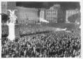 Riproduzione di una fotografia: un'immensa folla r ...