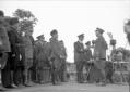 Mussolini in procinto di consegnare la medaglia d' ...