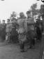 Mussolini consegna la medaglia alla memoria a un u ...