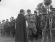 Mussolini consegna la medaglia alla memoria ad un  ...