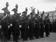 Carabinieri in grande uniforme schierati nel corti ...