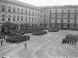 Reparti dei carabinieri schierati nel cortile dell ...