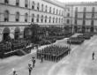 Sfilata di carabinieri in alta uniforme nel cortil ...