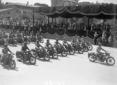 Reparti motorizzati dell'Esercito sfilano davanti  ...