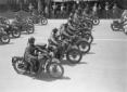 Reparti motorizzati dell'Esercito sfilano davanti  ...