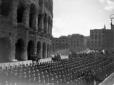 Reparti dell'Esercito schierati in piazza del Colo ...