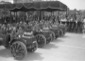 Reparti motorizzati dell'Esercito sfilano davanti  ...