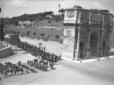 Reparti dell'Esercito schierati sotto l'Arco di Co ...