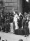 Mussolini rivolge il saluto fascista ai Bersaglier ...