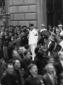 Mussolini osserva la sfilata dei Bersaglieri nel c ...