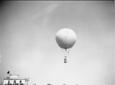 Una mongolfiera vola nel cielo durante la festa de ...