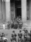 Corteo di persone esce dal Pantheon dopo ...