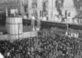 Mussolini arringa la folla da una tribun ...