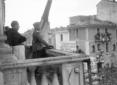 Mussolini si affaccia al balcone del palazzo del G ...