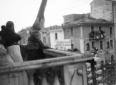 Mussolini si affaccia al balcone del palazzo del G ...