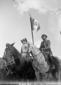Cavalieri con la bandiera italiana durante le gran ...