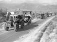Camionette militari avanzano lungo una strada