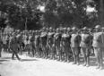 Mussolini passa in rassegna i reparti schierati in ...