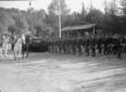 Mussolini e Badoglio, a cavallo, passano in rasseg ...