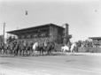 Mussolini, Badoglio ed altre autorit, a cavallo,  ...