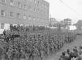 Militi marciano in viale Romania davanti al palco  ...