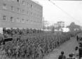 Militi marciano in viale Romania davanti al palco  ...