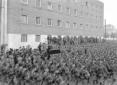 Militi marciano in viale Romania davanti al palco  ...