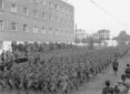 Militi marciano in viale Romania davanti al palco  ...