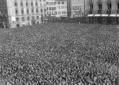 Una enorme folla  radunata a piazza Ven ...