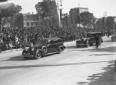 Auto seguono il corteo reale in via dell'Impero