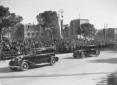 Auto seguono il corteo reale in via dell'Impero