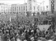 Grande folla  radunata in piazza XXIII marzo a Li ...