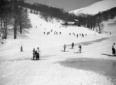 Mussolini, durante una pausa, sulle piste innevate ...