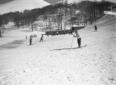 Mussolini procede sugli sci, sulle piste innevate  ...