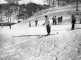 Mussolini procede sugli sci, sulle piste innevate  ...