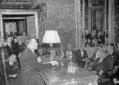 L'ambasciatore tedesco Hassel tiene una conferenza ...