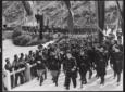 Mussolini guida un corteo di autorit attraverso u ...