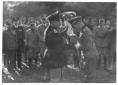 Mussolini consegna la coppa al vincitore