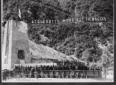 La folla dell'inaugurazione attorno a una torre di ...